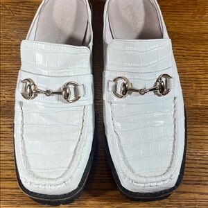 Intentional Blank Off-White Leather Croc-Embossed Women’s Loafers 7